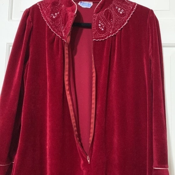 Vintage Heather Collection burgundy housecoat - Picture 9 of 14